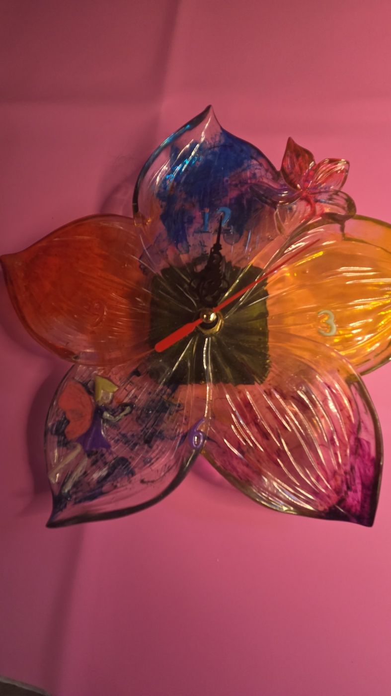 Flower-shaped translucent resin clock