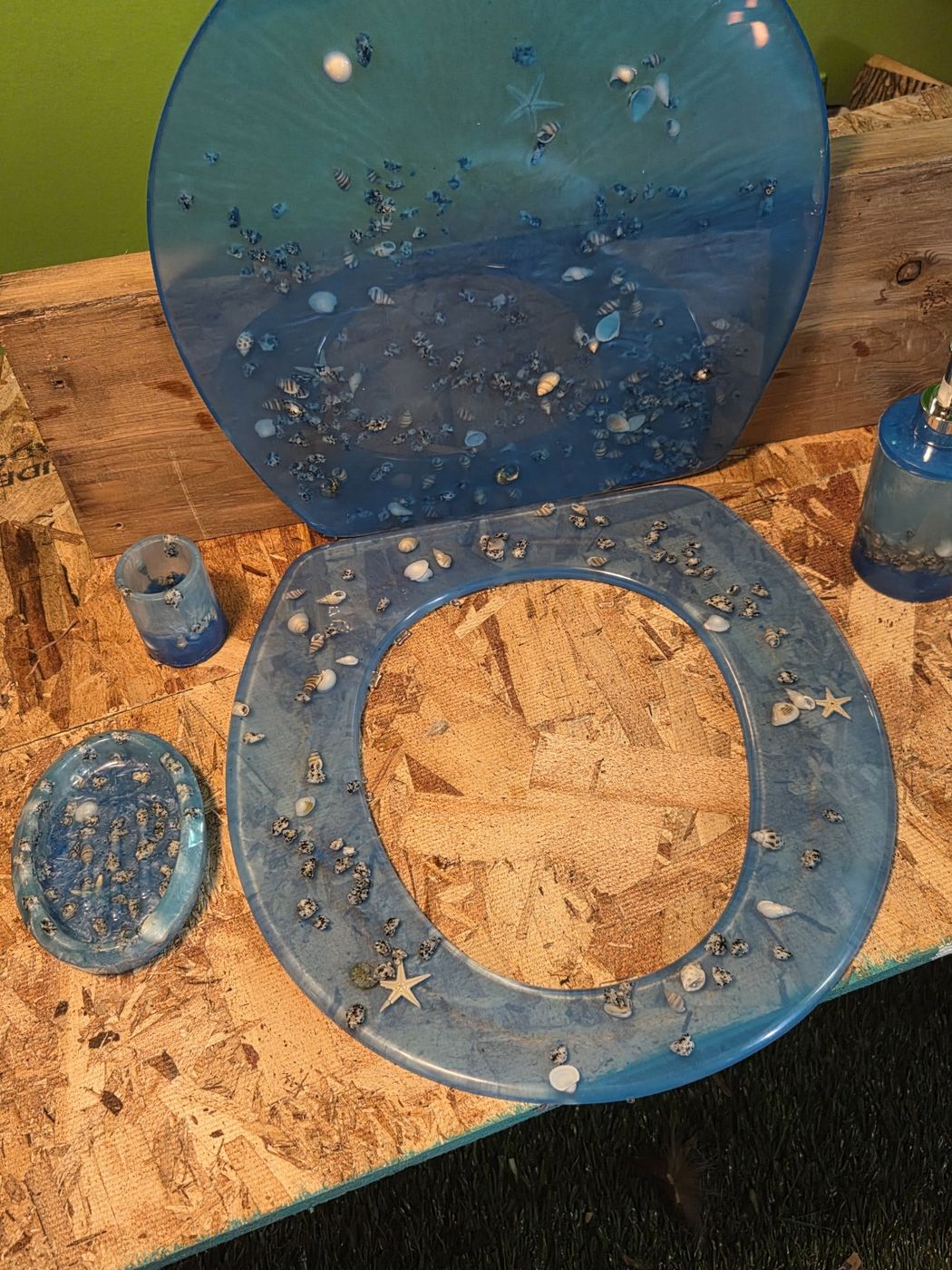 Custom ocean toilet seat with seashells